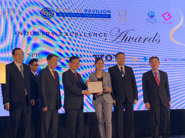 SPIC荣膺2022年世界资讯科技大会（WCIT 2022）之卓越企业奖，廖秋雁（左5）从槟州首长曹观友（左4）手中接领奖项。