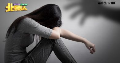 少女报案遭继父强奸 色警官奸污她半小时