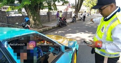男子多嘴讽刺警员执勤玩手机  被查出驾照逾期   拖欠4罚单