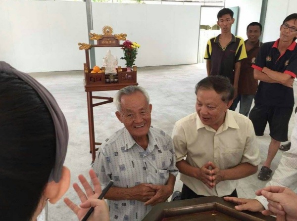 洪锡倡（右）与叔叔洪泽务，在2016年6月5日，首次到吉礁德教会济阳阁面师听示。