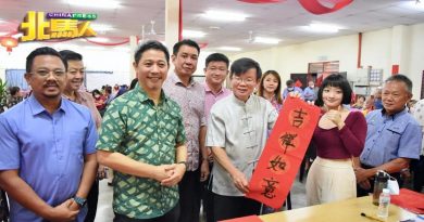 曹观友：一些政治人物玩种族牌 令国家政治两极化