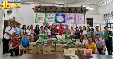 日新66/71毕业同学会 到峇冬丁宜安老院布施送暖