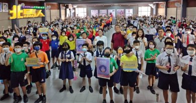 公民二校获赞助 学生喜领牙膏牙刷