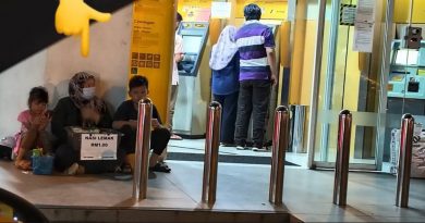 妇女银行前五脚基苦等顾客 网民分享后 1令吉椰浆饭红到砂拉越