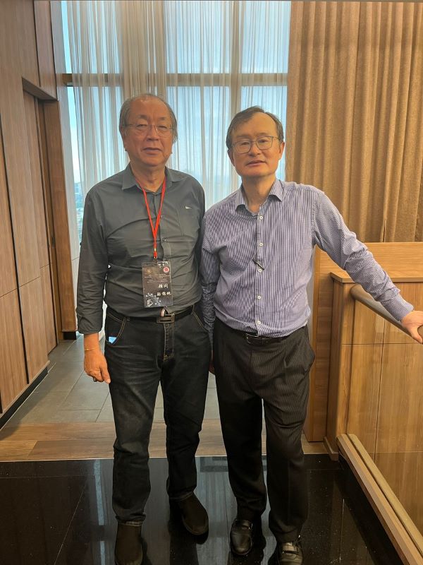 骆锦地（左者）与陈祥明教授在讲座会后开心合影。