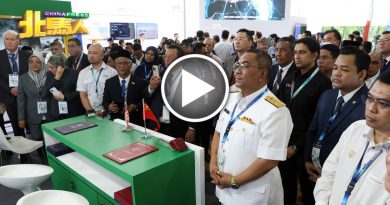 ◤2023交怡海空展◢ 迎逾万人参观军事单位 各国代表走摊位看武器