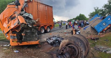 沙石罗厘撞拖格罗厘 迈威轿车  车头毁不成形 3人获救