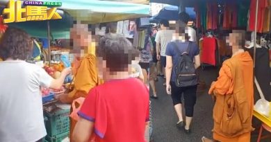 阿波罗巴刹 假和尚年轻化 锁定顾客一路跟随给钱为止