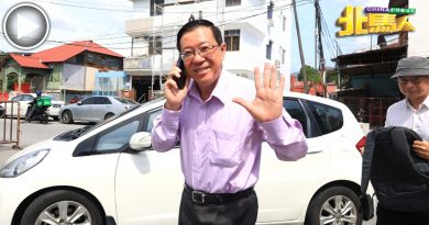 折庙论风波 林冠英到警局录供