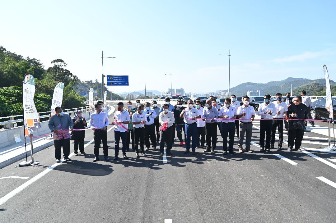 曹观友（左6）与一众行政议员、国州议员，一同为米桶山平行大道进行剪彩开幕。
