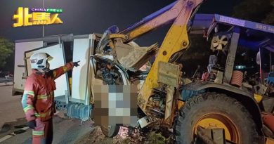 罗厘挖掘机碰撞 华裔司机一死一伤