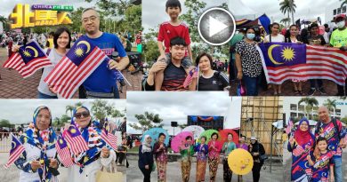 【今日北马头条】 穿国旗服 戴国旗头巾 挥舞国旗 各族民众 以自己独有方式迎国庆