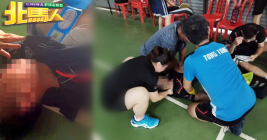 男子打球倒下失意识 众人施救 AED再救命