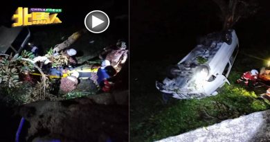 客货车槟“小云顶”翻落山 9新加坡客  1死