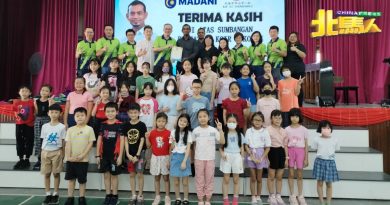 古马兰领养北海中华二校合唱团 协助学校砍树修补沟渠