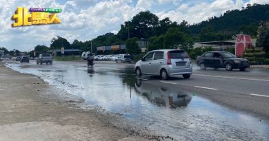 沟渠阻塞 路面总在积水  巴东德姆苏大路 存安全隐患