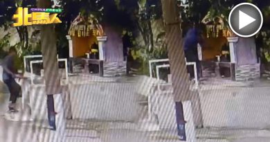 蓄意破坏路边印度神像 狂徒干案过程被电眼拍下