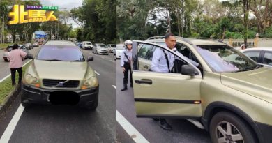 轿车突在路中抛锚  2交警助推车获赞扬