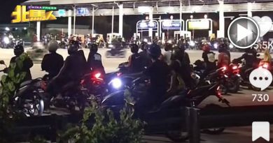圣诞周末连假  越夜越热闹 大道收费站 变摩哆炫技场
