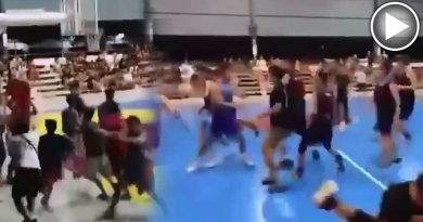 球员突然挥拳打对手 打篮球 变 打架！