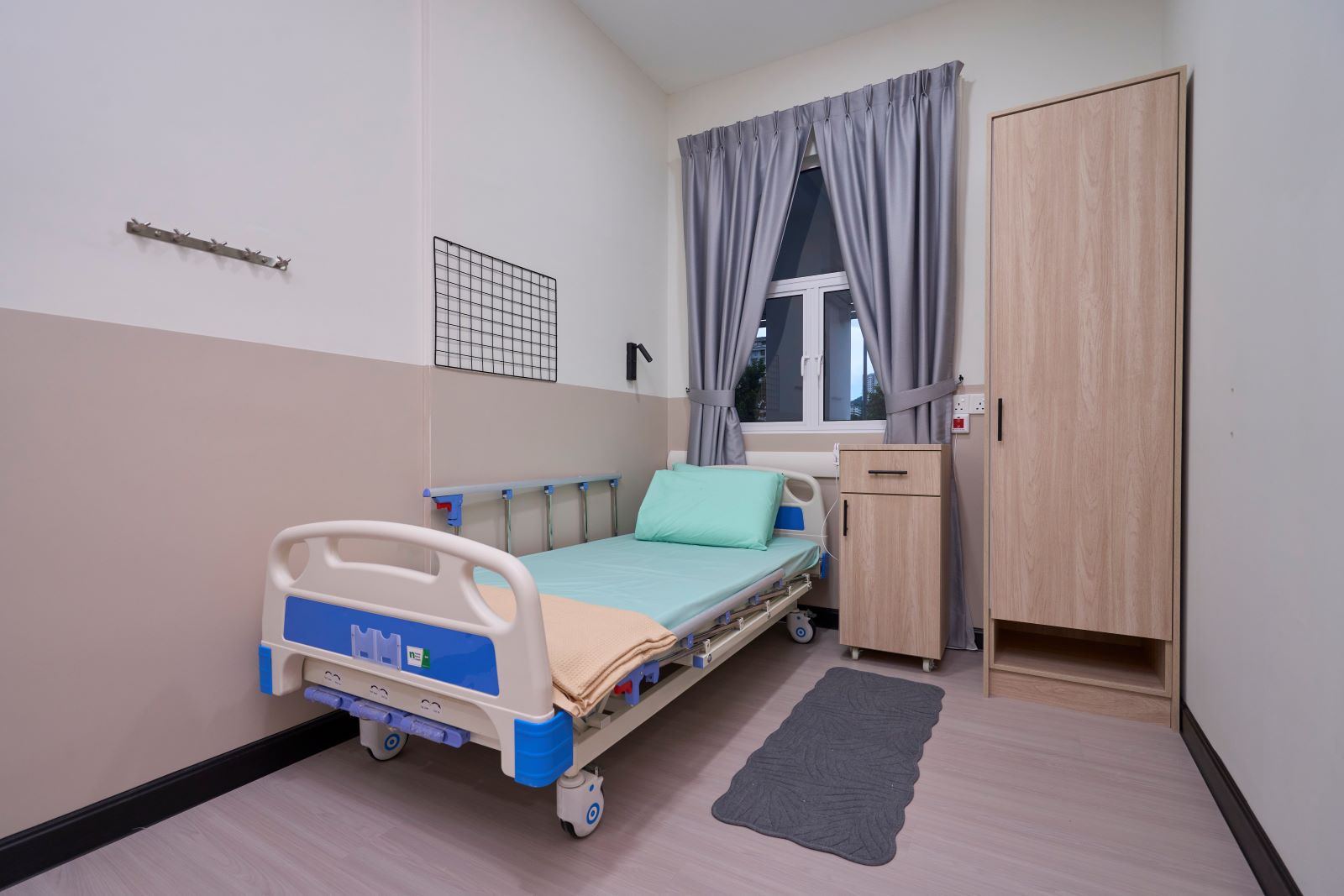 碧绿疗养院设有单人房及双人房，房间内布置虽然简单，但也温馨。