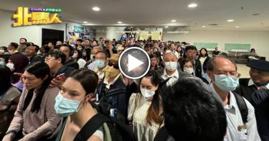 槟机场挤沙丁鱼｜这样迎客？ 挤爆了！12个柜台只开5个 槟机场挤沙丁鱼