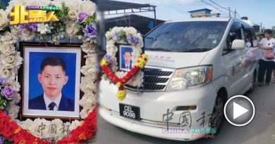 马尤龙医生出殡 母强忍泪水别爱儿