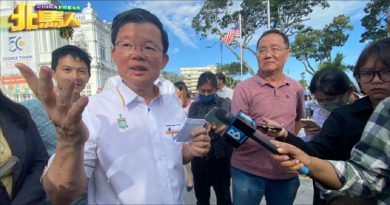 公务员 政治人物不再享有退休金 曹观友：先让中央政府研究此建议