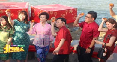 旧关仔角办元宵庆典 曹观友与民一起抛柑