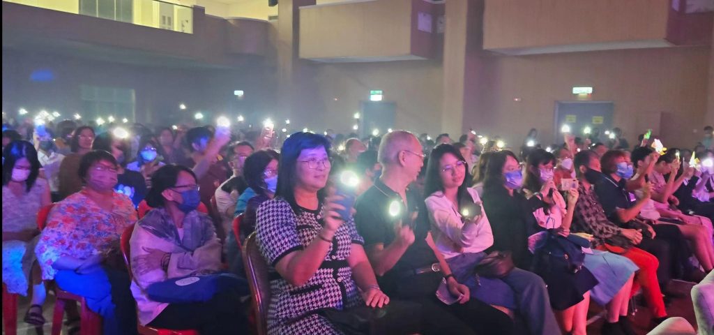 在演奏闽南语歌曲《我问天》时，台下形成一片手机灯海，彼此间完美互动。