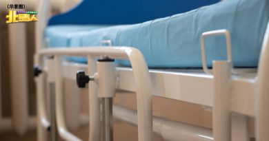 1警员追捕吸毒者摔倒  左手掌被刺穿缝7针