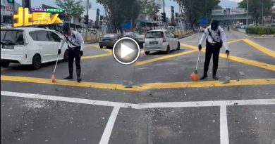 交警拿起扫帚 清理意外现场 网民：斋戒月最美丽画面