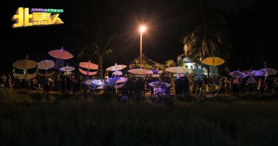 白天太热 改晚上放风筝 配上LED灯 增添热闹