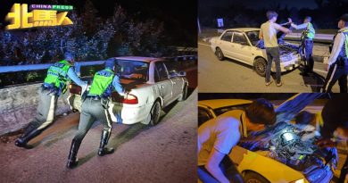 男子车坏 2交警热心推车  拉近警民关系