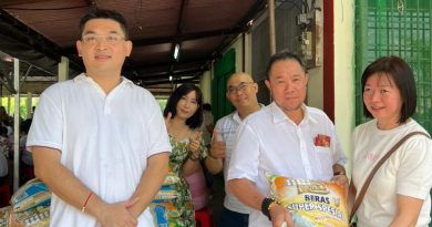 卫塞节布施  锺赐财与友人赞助150包白米