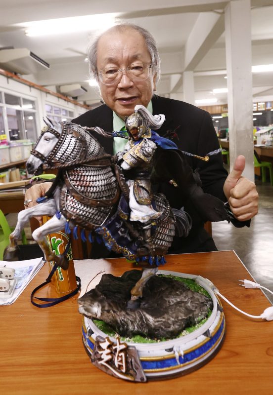 恒毅总校机器人技术协会，以3D打印模型制作的赵子龙骑马作战的纪念品，令骆锦地爱不释手。