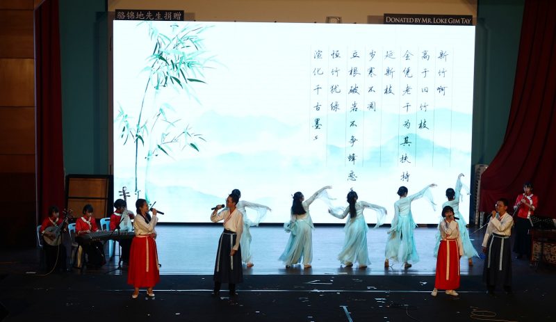 恒毅总校学生亦歌亦舞，带来了文娱晚会的主题曲《恒竹新芽》。