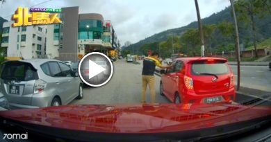 道路两旁泊车 司机无法通行 网：市政厅装没看到