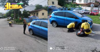 女司机意外撞道路护栏轮胎爆裂  4黄衣英雄迅速帮助获感谢