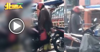 包包放在摩哆篮子遭叮上男子翻找欲偷贵重物品