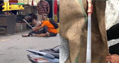 2男榴槤档前扭打一团  其中一人手持长刀