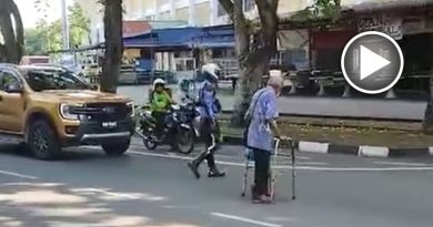 指挥车辆停下 助老人过马路  交警暖心之举获网民称赞