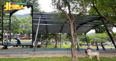 发林夜市草场篮球场地面表层脱落  崔富章投诉后   暂关至29日修复
