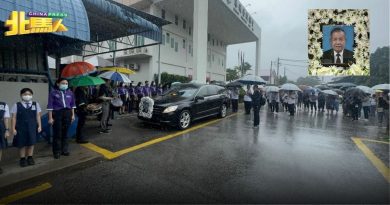 启新董事长刘启添举殡 众多师生雨中送别