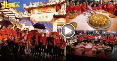 雨夜无阻民众撑伞 提灯笼游行庆中秋