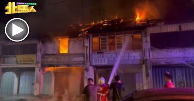 大山脚市区大街 凌晨火烧2店屋