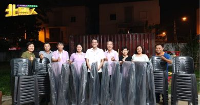 张维宏移交50张桌椅 支持北海善济办捐血活动