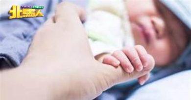 初生男婴遭弃 脐带未剪 幸及时发现送院