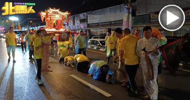 夜雨绵绵 无阻民众撑伞欣赏 北海新芭观音亭斗母宫巡境游行
