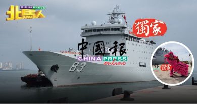 中国军舰抵槟码头 舞狮 横幅 热烈迎接
